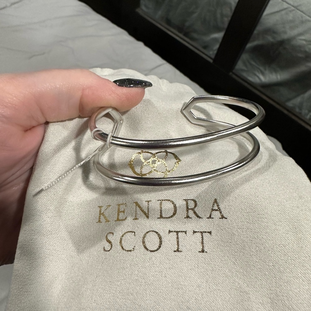 New with tag Kendra Scott bangle bracelet. Super cute!